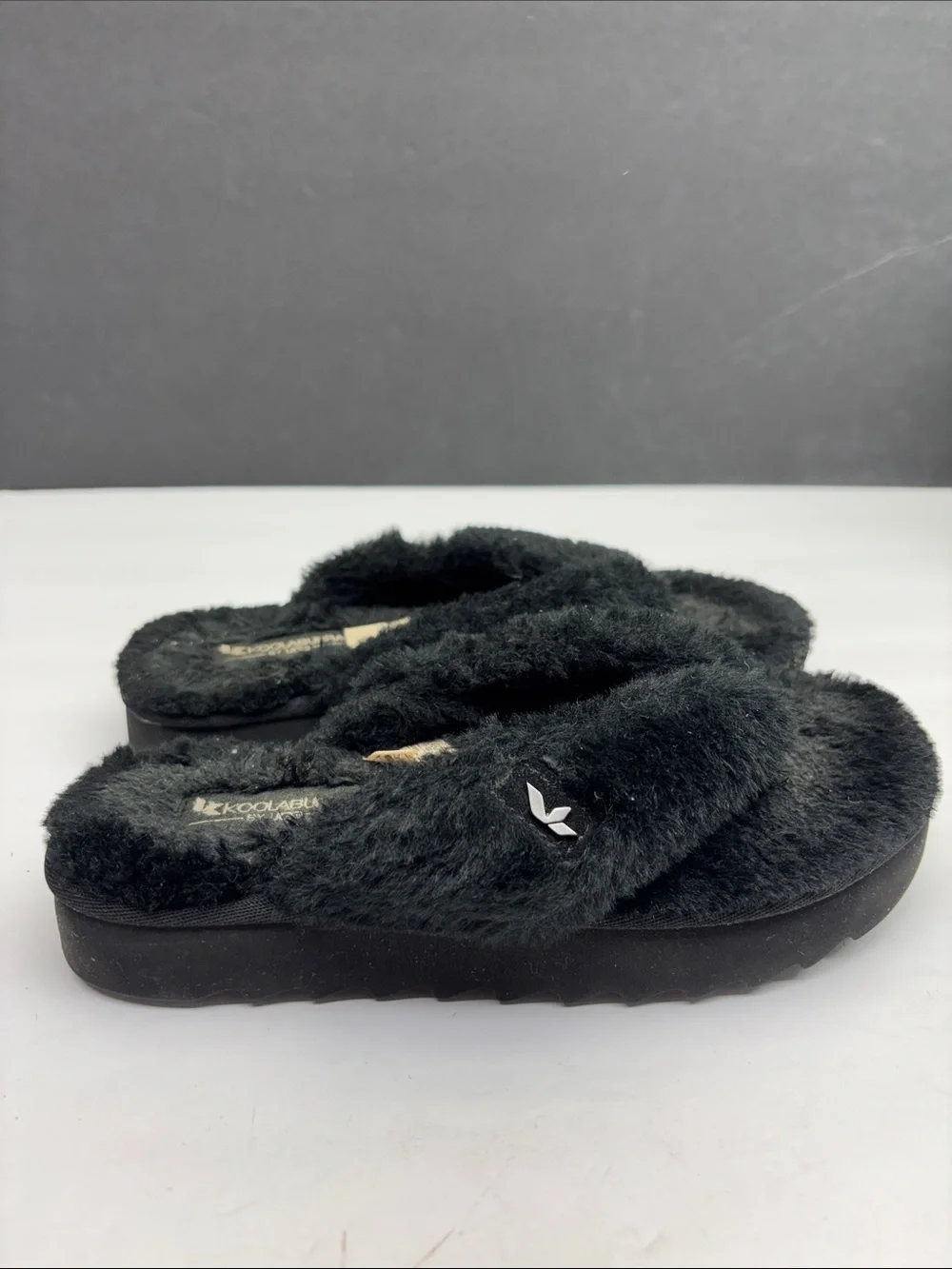 Koolaburra by Ugg thong slippers for big girl SZ 5, box 80
